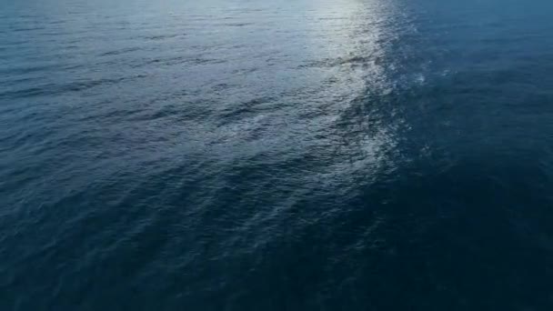 Окунитесь Красоту Солнечных Вод Захватывающими Размышлениями Потрясающем Видео Полет Высоты — стоковое видео