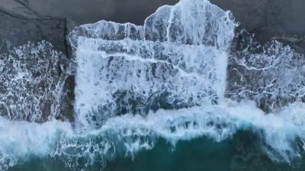 沉浸在海景的电影美景中 捕捉石滩上波浪和泡沫的垂直景象 我们的无人机电影令人叹为观止 展示了迷人的水质感 — 图库视频影像
