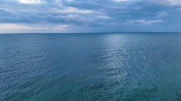 Mergulhe Serenidade Cinematográfica Mediterrâneo Enquanto Nosso Drone Explora Graciosamente Vastidão — Vídeo de Stock