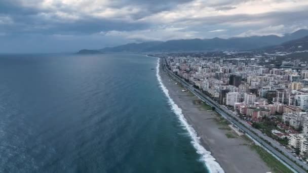 Middelhavets Kinematiske Storhet Mens Dronen Utforsker Det Enorme Bakteppet Til – stockvideo