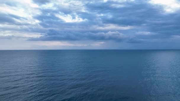 私たちのドローンが地中海の広大な美しさをキャプチャするように 映画の海岸探検に着手してください 素晴らしい映像と海の広大さに焦点を当てて — ストック動画