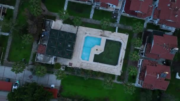 Nsansız Hava Aracımız Eski Kirli Bir Havuzu Kompleksin Içindeki Çarpıcı — Stok video