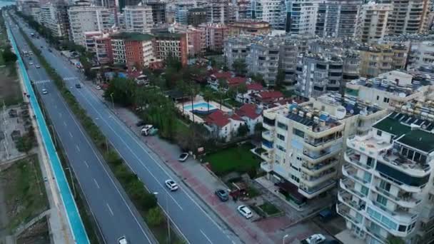 都市と山の背景 Droneはあなたのビデオの素晴らしいビジュアルをキャプチャし 魅惑的な映画体験を作り出します — ストック動画