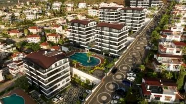 İnsansız hava aracımız lüks altyapısı olan ve yüzme havuzlarını davet eden prestijli gayrimenkullerin nefes kesici görüntülerini çekerken cennette sinematik bir yolculuk yaşayın. Video içeriğinizi arttırın ve
