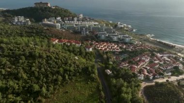 Sinema robotumuz büyük yüzme havuzları olan prestijli gayrimenkullerin havadan görüntüsünü sağlarken huzur dolu bir dünya keşfedin. Huzuru gösteren görsel olarak çarpıcı bir video içeriği oluştur