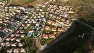 Kendinizi prestijli gayrimenkullerin büyüleyici tepe güzelliğine daldırın. Sinematik dronumuz büyük yüzme havuzlarının çarpıcı görüntülerini yakalıyor.