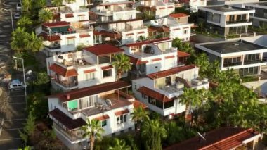 İHA 'mız Türkiye' nin Alanya kentindeki nefes kesen manzaraları yakalarken prestijli emlak sektöründe sinemasal kaçışlar yaşanıyor. Video içeriğinizi arttırın ve lüks özelliklerin güzelliğini gösterin.