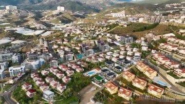 Alanyas Tepesi 'ndeki prestijli mülklerin sinematik perspektifleriyle kıyı zarafetini keşfetmek. Video içeriğinizi yükseltin ve kıyı yaşamının cazibesini gösterin.