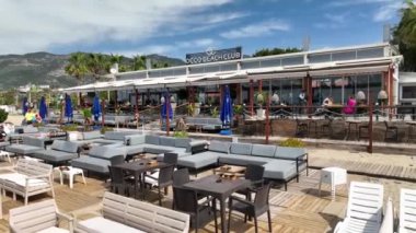 Alanya 'daki Kleopatra Sahili' nin oradaki sinematik bir kafede deniz kenarındaki dinginliğe kaçmak. İnsansız hava aracımız büyüleyici atmosferi yakalıyor, büyüleyici videolar çekmek için mükemmel..