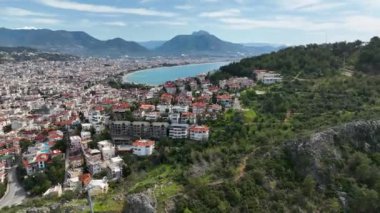 Alanya 'daki Kleopatra Sahili' ndeki bir kafematik kafeye çekiliyoruz. İnsansız hava aracımız gök mavisi Akdeniz 'e karşı sakin atmosferi yakalıyor ve çevrimiçi varlığınız için büyüleyici videolar yaratıyor..