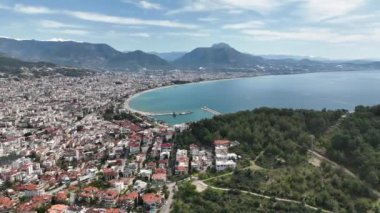 Alanya 'daki Cleopatra Sahili' nde bir kafenin cazibesini bizim sinemasal tecrübelerimizle keşfedin. İnsansız hava aracımız, gök mavisi Akdeniz 'e karşı cezbedici bir ortam yakalıyor. Büyüleyici bir ortam.