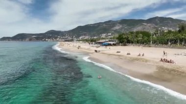 Sezon başlarken Kleopatra Sahili 'nin nefes kesici güzelliğine tanık olun. İnsansız hava aracımız gök mavisi Akdeniz 'in arka planına karşı sinematik görüntüler yakalıyor, büyüleyici videolar için mükemmel..