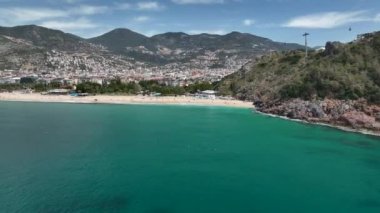 Kendinizi Kleopatra Sahili 'nde sinematik mutluluğa daldırın. Gök mavisi Akdeniz' in sahneyi hazırladığı yerde. İnsansız hava aracımız çarpıcı görüntüler yakalıyor ve videolarınızın kalıcı bir etki bırakmasını sağlıyor..