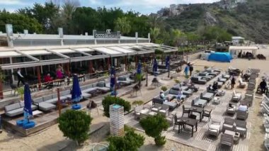 Kleopatra Sahili 'nin oradaki sinemada deniz kenarındaki yemek zevkini tatmak. İnsansız hava aracımız nefes kesen görüntüler yakalıyor, gök mavisi Akdeniz 'in göz kamaştırıcı zeminini gözler önüne seriyor.