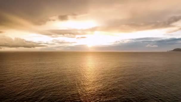 通过我们对迷人的海洋景观的电影观照 见证了沿海风景迷人的壮观 为社交网络和在线平台创建令人震惊的视频 — 图库视频影像