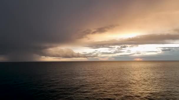 Откройте Себя Кинематографическое Океаническое Великолепие Захватывающими Дронтовыми Снимками Демонстрирующими Завораживающий — стоковое видео