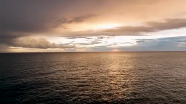 Erleben Sie Die Filmische Glückseligkeit Des Ozeans Mit Atemberaubenden Drohnenaufnahmen — Stockvideo