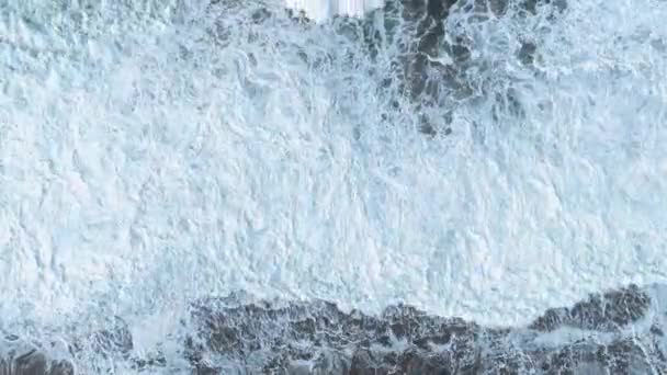 Випробуйте Захоплюючу Красу Сильних Океанічних Хвиль Коли Кінематографічний Безпілотник Захоплює — стокове відео