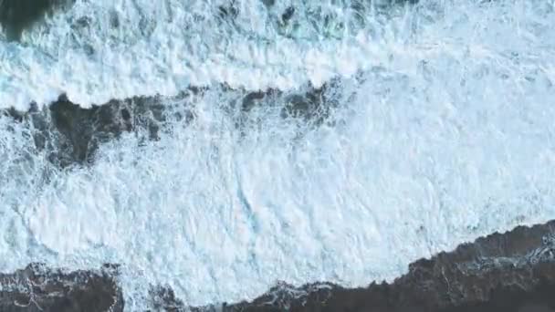 将自己沉浸在迷人的强大海浪之美中 我们的电影无人机拍摄到了他们不屈不挠的海岸之旅的高质量镜头 体验令人敬畏的经历 — 图库视频影像