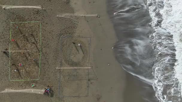 Plaj Voleybolunun Heyecanını Yaşayın Sinema Robotumuzun Dinlendirici Bir Yağmurdan Sonra — Stok video
