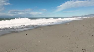 İnsansız hava aracımız Alanya 'daki canlı gök mavisi fırtınasını yakalarken sinematik deniz manzarası senfonisine dalın. Arkaplan olarak doğanın gücüyle büyüleyici video içeriği oluştur.