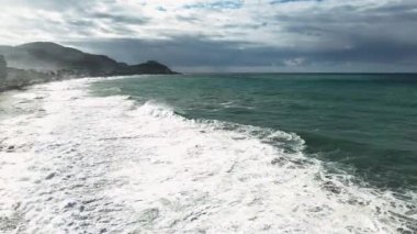 İHA 'mız Alanya' daki fırtınayı çekerken kendinizi gök mavisi denizin sinematik görüntüsüne daldırın. Doğanın gücünü ve güzelliğini video içeriğinize yansıtın.