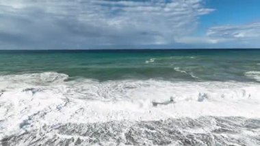 Sinematik dronumuz fırtınayı yakalarken Alanyas gök mavisi fırtınasının canlanışına tanık olun. Odak noktan olarak doğanın gücüyle büyüleyici bir video içeriği oluştur.