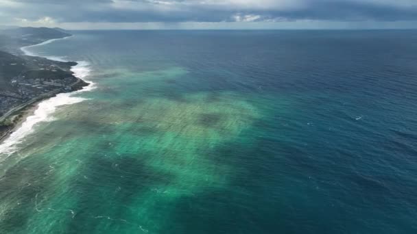 영화에 나오는 우리의 바람부는 알라냐의 바다를 포착하는 속으로 다이빙하는 것이다 — 비디오