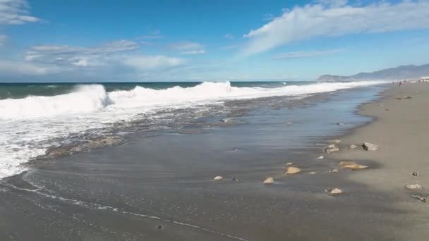 Спостерігаємо Величну Морську Битву Коли Кінематографічний Дрон Знімає Бірюзову Бурю — стокове відео