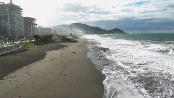 Sinema Robotumuz Alanya Nın Fırtınalı Denizlerini Yakalarken Gök Mavisi Kargaşasına — Stok video