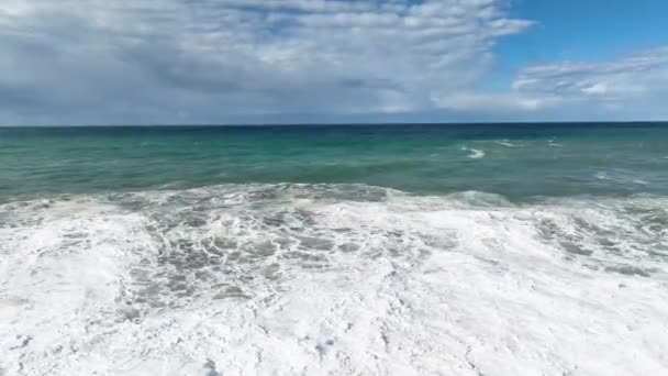 私たちのドローンが海のダイナミックなテクスチャを捉えるように 映画の波に飛び込みましょう 高精細ビデオで魅惑的な動きを体験してください — ストック動画