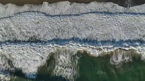 Terbenamkan Diri Anda Dalam Kekacauan Pantai Sebagai Film Drone Sinematik — Stok Video