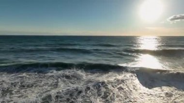 Sinema robotumuz hareketli bir otoyol boyunca güçlü bir deniz fırtınasının türbülansını filme çekerken kıyıdaki kaosun tadını çıkarın. Görüntü içeriğinizi büyüleyici sinematik çekimlerle değiştirin.