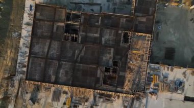 Sinematik dron görüntülerimizle görsel deneyiminizi arttırın. İnşaat alanını yukarıdan gösterin. Arka plan olarak ideal ya da canlı duvar kâğıdı olarak..