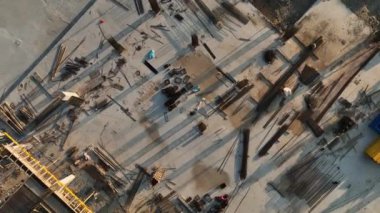 Yukarıdan büyüleyici bir perspektif alın. Bir inşaat alanının sinematik drone görüntüleriyle, arka plan olarak mükemmel, ya da canlı duvar kağıdı gibi..