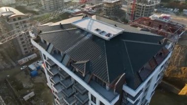 Bir inşaat alanının ihtişamına yukarıdan tanık olun. Sinema robotumuz arka plan ve duvar kağıtları için ideal nefes kesici görüntüler yakalıyor..