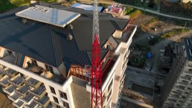 İnsansız hava aracı görüntülerimizle bir inşaat alanının sinematik görüntüsüne dalın, arka planlar ve canlı duvar kağıtları için çarpıcı görüntüler sağlayın..