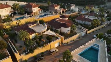 Sinematik dronumuz sinematik tarzda nefes kesici hava görüntülerini çekerken lüks konutların nefes kesici manzaralarına dikkat edin..