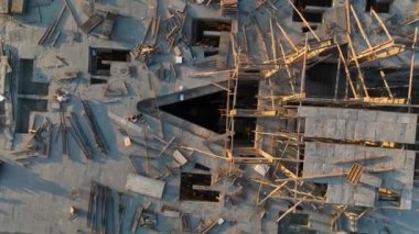 Sinematik İHA 'mız inşaat alanının nefes kesici hava görüntülerini çekerken çok ailelik bir binanın gelişimine tanık olun..