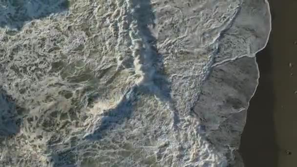 Βυθιστείτε Στα Κύματα Που Βρυχώνται Καθώς Κινηματογραφικό Μας Drone Αιχμαλωτίζει — Αρχείο Βίντεο