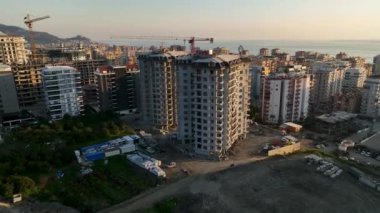 Sinematik İHA 'mız inşaat alanının büyüleyici hava görüntülerini sağladığı için çoklu aile gelişimine tanık olun..