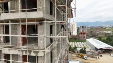 İnsansız hava aracı eski kalede üstü açık arabaların yolunu keşfederken geçmişin sırlarını açığa çıkarmak yüzyıllardır süren evlerin ve yemyeşil yemyeşil evlerin sonsuz çekiciliğini gözler önüne seriyor.