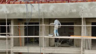 İHA 'mız bulutlu havada lüks evlerin ön cephe çalışmalarını ve çatı hazırlıklarını çekerken binanın sinematik güzelliğini tecrübe edin..