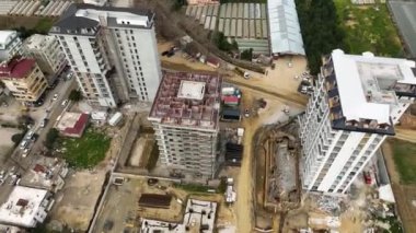 Kendinizi şehir güzelliğine daldırın. Sinema robotumuz lüks evler, ön cephe çalışmaları, zemin kurulumları ve çatı hazırlıkları konseptini yakalıyor.