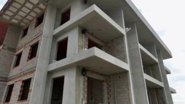 Sinema robotumuz lüks evlerin, gösterişli çatı hazırlıklarının, titiz ön cephe çalışmalarının ve çarpıcı görüntülerin kaydını tutarken kendinizi büyüleyici sahil inşaat sürecine daldırın.