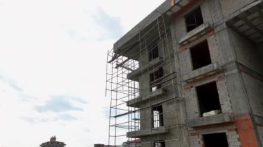 Sinematik dronumuz bu süreci yakalar, çatı hazırlıklarını, titiz cephe çalışmalarını, nefes kesici şehir manzarasını ve denizi gözler önüne serer.