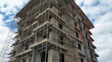 İnsansız hava aracımız lüks evlerin inşaat sürecini, gösterişli çatı hazırlıklarını, karmaşık cephe çalışmalarını, ve panoramik şehir manzarasını ve yüksek deniz ufkunu yakalar.