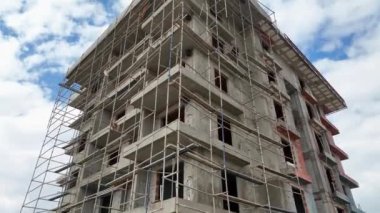 Rüyalarımızın gerçekleşmesine tanık olun. Sinematik dronumuz lüks evler inşa etme, çatı hazırlığı, titiz cephe çalışması, panoramik şehir ve deniz manzarasının ilerlemesini yakalıyor.