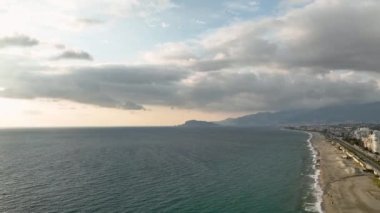 Kış mutluluğunun dinginliğine dalın. Sinema robotumuz, gün batımında boş bir plajın sakin atmosferini yakalar. İnsanların keyif aldığı pitoresk bir rıhtımı aydınlatır.