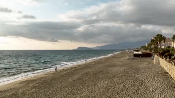 Опыт Спокойствие Зимнего Пляжа Кинематографический Беспилотник Захватывает Пустую Береговую Линию — стоковое видео